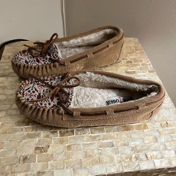 Minnetonka Women's Tan Moccasins size 7 - Picture 2 of 4